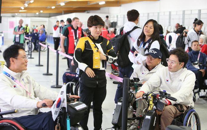 사격 대표팀 김연미(가운데)가 4일(현지시간) 프랑스 샤토루 사격센터에서 열린 2024 파리 패럴림픽 사격 R9 혼성 50m 소총 복사(SH2) 본선에서 15위로 경기를 마쳤다. 사진 | 대한장애인체육회