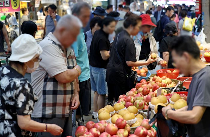 추석 연휴를 열흘 앞두고 주요 수산물 가격이 오름세를 보여 우려가 이어진다.5일 한국농수산식품유통공사(aT)에 따르면 참조기(냉동) 1마리 소매가격은 전날 기준 1754원으로 지난해 동기보다 30.1% 높다. 서울의 한 전통시장에서 시민들이 장을 보고 있다. 사진 | 연합뉴스