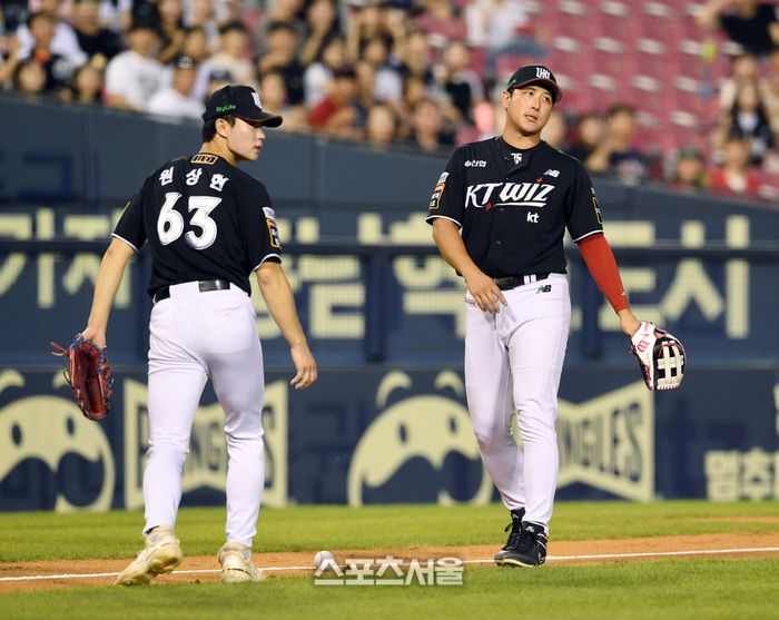 KT 투수 원상현(왼쪽)과 3루수 황재균이 28일 잠실구장에서 열린 2024 KBO리그 LG와 경기 3회말 1사 LG 신민재의 번타 안타 때 타구가 파울라인을 벗어나지 않자 아쉬워하고 있다. 2024. 8. 28. 잠실 | 박진업 기자 upandup@sportsseoul.com
