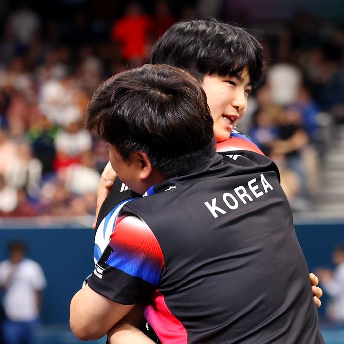 탁구 대표팀 김기태(왼쪽)가 6일(한국시간) 프랑스 파리 사우스 파리 아레나4에서 열린 2024 파리 패럴림픽 탁구 남자단식(MS11) 결승 전보옌(대만)과 경기에서 승리하며 금메달을 확정한 후 김정중 코치와 포옹하고 있다. 사진 | 대한장애인체육회