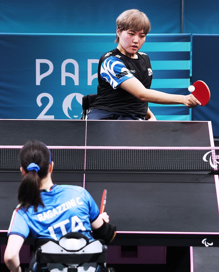 탁구 대표팀 윤지유가 6일(한국시간) 프랑스 파리 사우스 파리 아레나4에서 열린 2024 파리 패럴림픽 탁구 여자단식(WS3) 준결승전 카를로타 라가치니(이탈리아)와 경기에서 승리하며 결승에 올랐다. 사진 | 대한장애인체육회