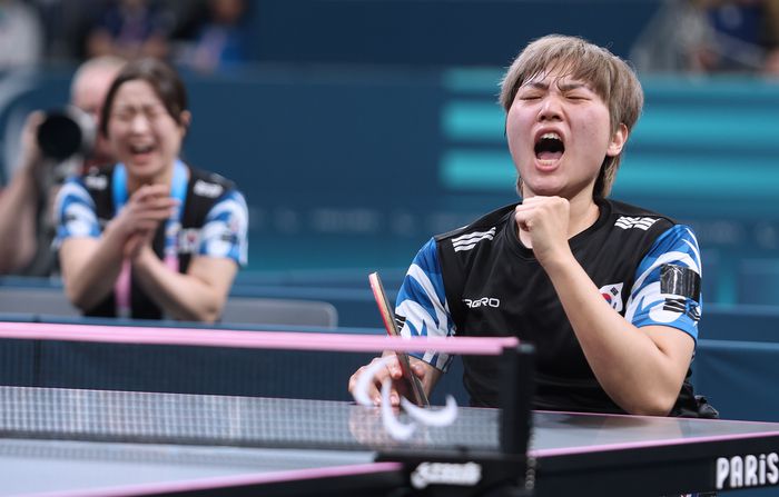 탁구 대표팀 윤지유가 7일(한국시간) 프랑스 파리 사우스 파리 아레나4에서 열린 2024 파리 패럴림픽 탁구 여자단식(WS3) 결승전 안델라 무지니치 빈센티치(크로아티아)와 경기에서 득점 후 환호하고 있다. 사진 | 대한장애인체육회