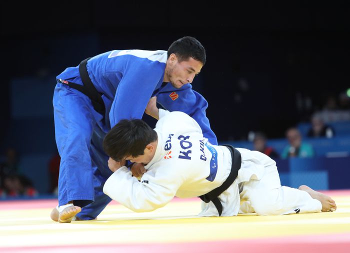 유도 대표팀 김동훈(흰색 도복)이 7일(한국시간) 프랑스 파리 샹 드 마르스 아레나에서 열린 2024 파리 패럴림픽 유도 남자 -73㎏급 동메달 결정전 우흐쿤 쿠란바예프(우즈베키스탄)와 경기를 치르고 있다. 사진 | 대한장애인체육회