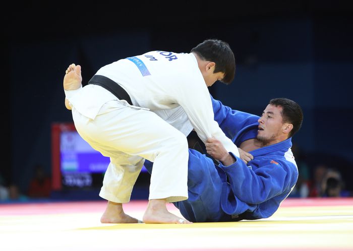유도 대표팀 김동훈(흰색 도복)이 7일(한국시간) 프랑스 파리 샹 드 마르스 아레나에서 열린 2024 파리 패럴림픽 유도 남자 -73㎏급 동메달 결정전 우흐쿤 쿠란바예프(우즈베키스탄)와 경기를 치르고 있다. 사진 | 대한장애인체육회