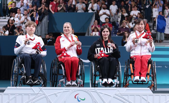 탁구 대표팀 윤지유(왼쪽)가 7일(한국시간) 프랑스 파리 사우스 파리 아레나4에서 열린 2024 파리 패럴림픽 탁구 여자단식(WS3)에서 은메달을 따낸 후 시상대 위에서 메달리스트와 포즈를 취했다. 사진 | 대한장애인체육회