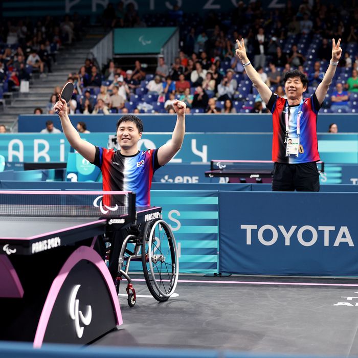 탁구 대표팀 김영건(왼쪽)이 8일(한국시간) 프랑스 파리 사우스 파리 아레나4에서 열린 ,024 파리 패럴림픽 탁구 남자단식(MS5) 결승전 완차이 차이웃과 경기에서 승리해 금메달을 따낸 후 환호하고 있다. 사진 | 대한장애인체육회