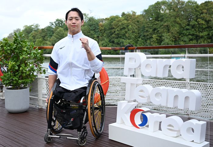 국제패럴림픽위원회(IPC) 선수위원에 당선된 원유민이 8일(한국시간) 프랑스 파리에서 열린 한국 선수단의 밤 행사에 참석해 인터뷰를 진행했다. 사진 | 대한장애인체육회