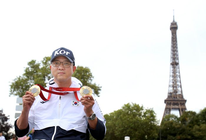 2024 파리 패럴림픽 사격 2관왕 박진호가 8일(한국시간) 프랑스 파리 에펠탑 인근에서 인터뷰를 진행한 후 포즈를 취했다. 사진 | 대한장애인체육회