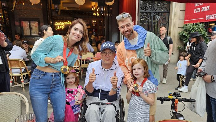 2024 파리 패럴림픽 사격 2관왕 박진호가 8일(한국시간) 프랑스 파리 에펠탑 인근에서 인터뷰를 마친 후 파리 현지 시민들과 사진 촬영에 임했다. 사진 | 대한장애인체육회