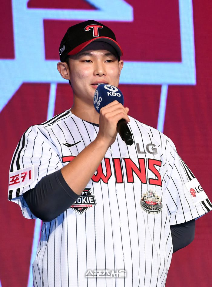 서울고 투수 김영우가 11일 서울 송파구 롯데호텔 월드 크리스탈 볼룸에서 열린 ‘2025 KBO 신인 드래프트’에서 전체 10순위로 LG에 지명된 뒤 소감을 밝히고 있다. 2024. 9. 11. 박진업 기자 upandup@sportsseoul.com