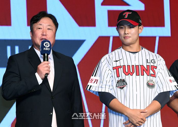 LG 차명석 단장(왼쪽)이 11일 서울 송파구 롯데호텔 월드 크리스탈 볼룸에서 열린 ‘2025 KBO 신인 드래프트’에서 전체 10순위로 서울고 투수 김영우를 지명한 뒤 이유를 밝히고 있다. 2024. 9. 11. 박진업 기자 upandup@sportsseoul.com