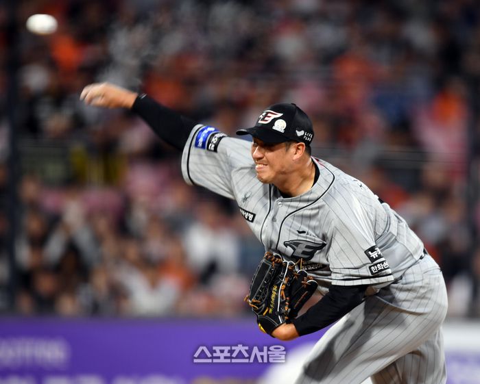 한화 우완불펜 장민재가 역투하고 있다. 사진 | 스포츠서울 DB