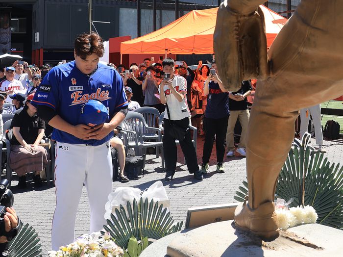 한화 류현진이 14일 사직구장 최동원동상 앞에서 열린 13주기 추모식에 참석해 헌화 후 묵념하고 있다. 사진 | 사직=연합뉴스