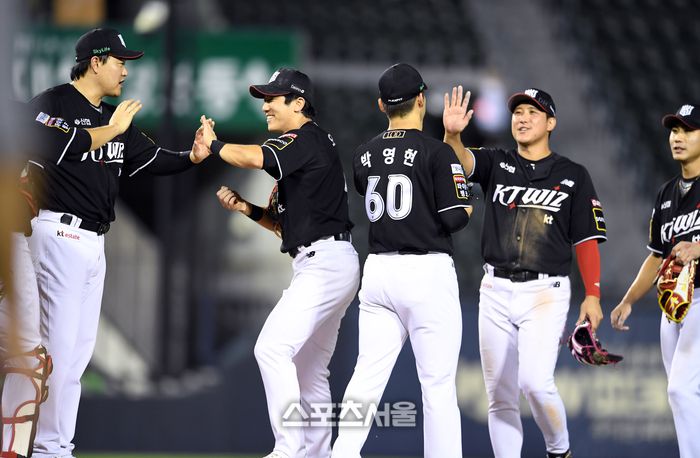 KT 선수들이 잠실구장에서 열린 2024 KBO리그 LG와 경기에서 승리한 뒤 하이파이브를 나누고 있다. 잠실 | 박진업 기자 upandup@sportsseoul.com
