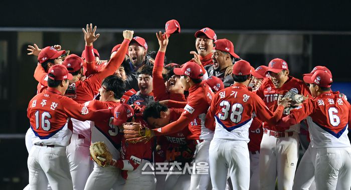 KIA 양현종이 30일 열린 KIA와 두산의 한국시리즈 5차전 9회말 1점차에 등판 세이브를 따내며 한국시리즈 우승을 확정하고  포수 김민식과 포옹 환호하고 있다. 2017.10.30. 잠실 | 스포츠서울 DB