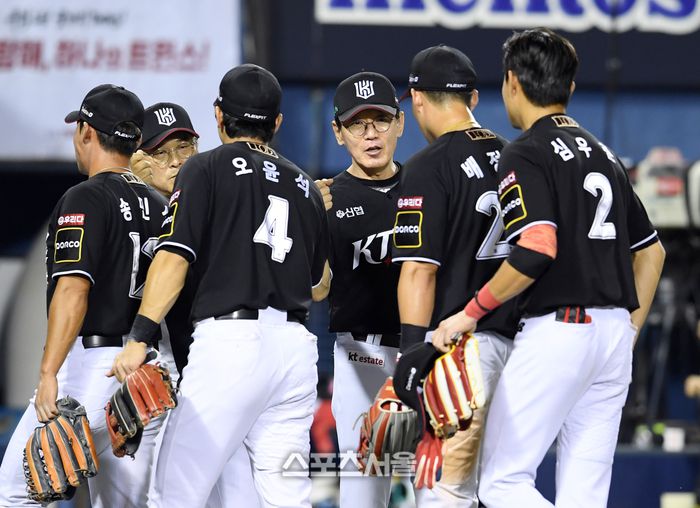 KT 이강철 감독(가운데)이 잠실구장에서 열린 2024 KBO리그 LG와 경기에서 승리한 뒤 선수들과 하이파이브를 나누고 있다. 잠실 | 박진업 기자 upandup@sportsseoul.com