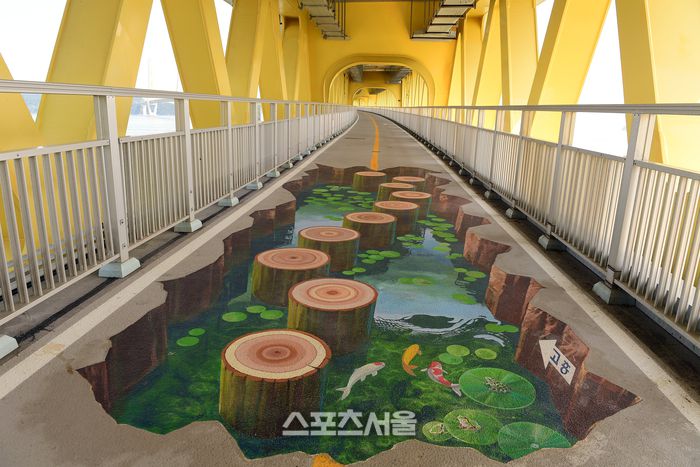 거금대교의 아래층은 아름다운 그랙픽이 있어 여행을 더욱 즐겁게 해준다. 이주상기자 rainbow@sportsseoul.com