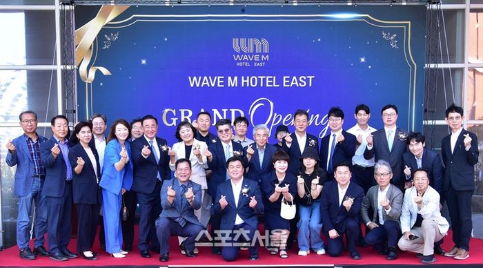 지난 달 30일  ‘웨이브엠호텔 이스트(Wave M Hotel East)’ 그랜드 오픈식 단체 사진.