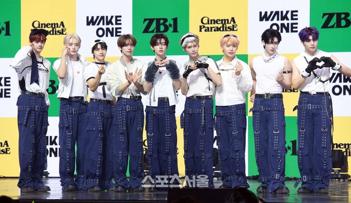 제로베이스원(ZEROBASEONE)이 지난달 26일 서울 용산구 블루스퀘어 마스터카드홀에서 진행된 미니 4집 ‘CINEMA PARADISE(시네마 천국)’ 쇼케이스에서 취재진을 향해 포즈를 취하고 있다. 왼쪽부터 김규빈, 김지웅, 석매튜, 한유진, 장하오, 성한빈, 김태래, 리키, 박건욱. 사진 | 박진업 기자 upandup@sportsseoul.com