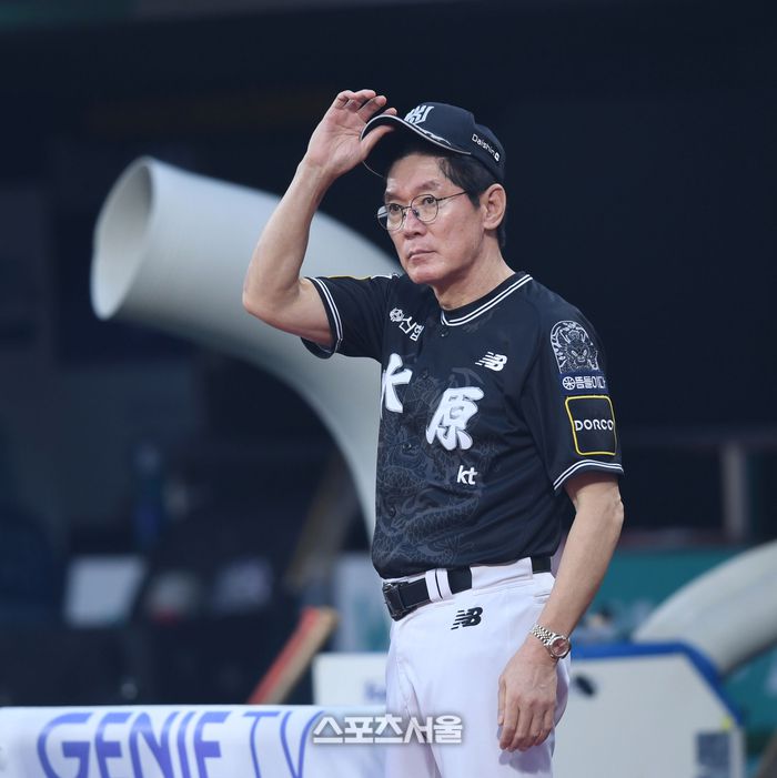 KT 이강철 감독이 12일 수원케이티위즈파크에서 열린 2024 KBO리그 NC와 경기 전 상대 더그아웃을 향해 인사를 하고 있다. 수원 | 최승섭기자 thunder@sportsseoul.com