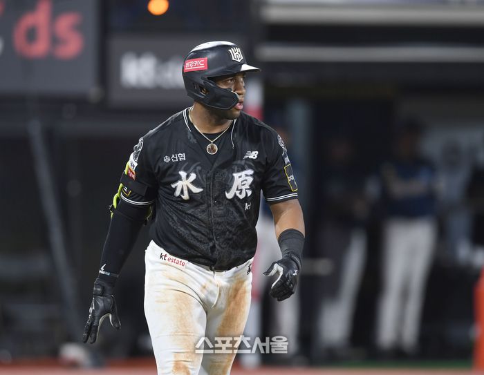 KT 로하스가 12일 수원케이티위즈파크에서 열린 2024 KBO리그 NC와 경기에서 6회말 만루포를 때린 후 타구를 바라보고 있다. 수원 | 최승섭기자 thunder@sportsseoul.com