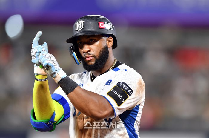 KT 로하스가 수원케이티위즈파크에서 열린 2024 KBO리그 한화전에서 안타로 출루한 후 세리머니를 하고 있다. 사진 | 스포츠서울DB