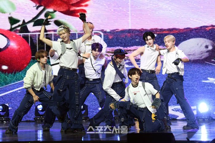 제로베이스원(ZEROBASEONE)이 26일 서울 용산구 블루스퀘어 마스터카드홀에서 진행된 미니 4집 ‘CINEMA PARADISE(시네마 천국)’ 쇼케이스에서 열정적인 무대를 선보이고 있다. 사진 | 박진업 기자 upandup@sportsseoul.com