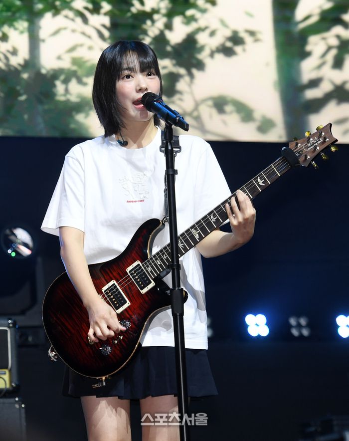 걸밴드 QWER(큐더블유이알) 시연이 23일 서울 서대문구 예스24 월더로크홀에서 열린 미니 2집 ‘알고리즘스 블러썸(Algorithm’s Blossom)‘을 발매 기념 쇼케이스에서 타이틀곡 ’내 이름은 맑음‘ 무대를 선보이고 있다.이번 앨범의 타이틀곡 ’내 이름은 맑음‘은 아픔을 딛고 나아가겠다는 희망찬 메시지를 담은 곡으로 그룹 (여자)아이들의 멤버 소연이 작사, 작곡, 편곡에 참여했다. 2024. 9. 23. 박진업 기자 upandup@sportsseoul.com