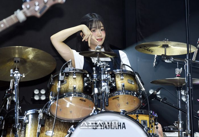 걸밴드 QWER(큐더블유이알) 쵸단이 23일 서울 서대문구 예스24 월더로크홀에서 열린 미니 2집 ‘알고리즘스 블러썸(Algorithm’s Blossom)‘을 발매 기념 쇼케이스에서 타이틀곡 ’내 이름은 맑음‘ 무대를 마친 뒤 인사를 하고 있다.이번 앨범의 타이틀곡 ’내 이름은 맑음‘은 아픔을 딛고 나아가겠다는 희망찬 메시지를 담은 곡으로 그룹 (여자)아이들의 멤버 소연이 작사, 작곡, 편곡에 참여했다. 2024. 9. 23. 박진업 기자 upandup@sportsseoul.com