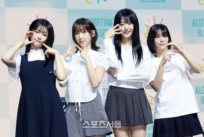 걸밴드 QWER(큐더블유이알)이 23일 서울 서대문구 예스24 월더로크홀에서 열린 미니 2집 ‘알고리즘스 블러썸(Algorithm’s Blossom)‘을 발매 기념 쇼케이스에서 취재진을 향해 포즈를 취하고 있다. 왼쪽부터 쵸단, 마젠타, 히나, 시연. 이번 앨범의 타이틀곡 ’내 이름은 맑음‘은 아픔을 딛고 나아가겠다는 희망찬 메시지를 담은 곡으로 그룹 (여자)아이들의 멤버 소연이 작사, 작곡, 편곡에 참여했다. 2024. 9. 23. 박진업 기자 upandup@sportsseoul.com