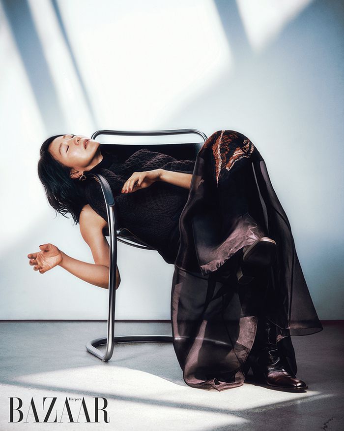 영화 ‘보통의 가족’의 배우 김희애. 사진 | 하퍼스바자 코리아