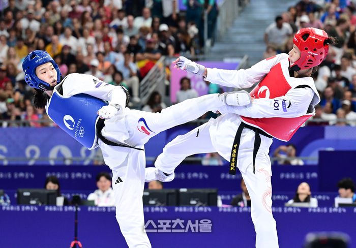 대한민국 태권도 국가대표 김유진(왼쪽)이 지난달 8일(한국 시간) 프랑스 파리 그랑팔레에서 열린 2024 파리올림픽 태권도 여자 57㎏급 준결승전에서 세계 1위 중국의 뤄쭝스를 상대로 공격을 하고 있다. 파리 | 박진업 기자 upandup@sportsseoul.com