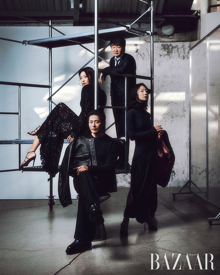 영화 ‘보통의 가족’의 배우 수현, 허진호 감독, 김희애, 장동건(왼쪽부터 시계방향으로). 사진 | 하퍼스바자 코리아