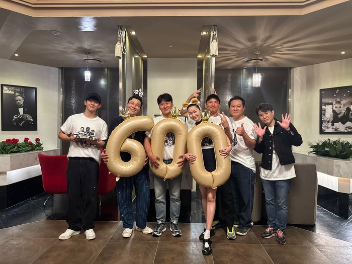 영화 ‘베테랑2’가 600만 관객 돌파 기념 사진을 찍고 있다. 사진 | CJ ENM