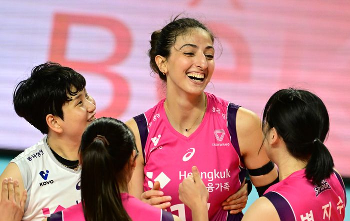 흥국생명 새 외인 투트쿠가 30일 통영체육관에서 열린 컵대회 아란마레와의 경기에서 동료와 기뻐하고 있다.제공 | 한국배구연맹