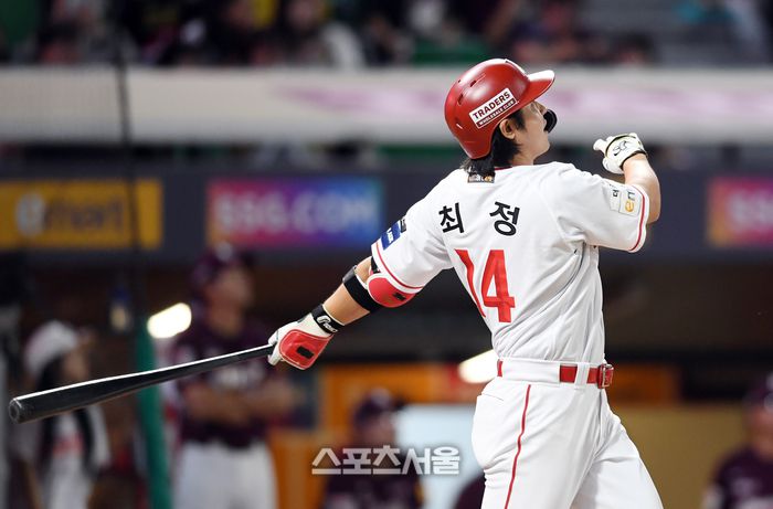 SSG 최정이 30일 인천 SSG 랜더스필드에서 열린 2024 KBO리그 키움과 경기 3회말 1사 1루 상황에서 키움 김선기를 상대로 선제 2점 홈런을 치고 있다. 최정의 시즌 36호 홈런. 2024. 9. 30.인천 | 박진업 기자 upandup@sportsseoul.com