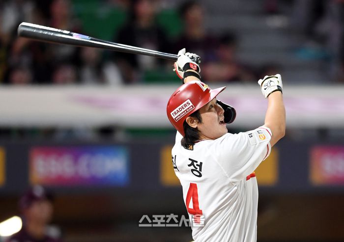 SSG 최정이 30일 인천 SSG 랜더스필드에서 열린 2024 KBO리그 키움과 경기 4회말 2사 만루 상황에서 키움 김동혁을 상대로 만루 홈런을 치고 있다. 3회말에 이은 연타석 홈런으로 시즌 37호 홈런. 2024. 9. 30.인천 | 박진업 기자 upandup@sportsseoul.com
