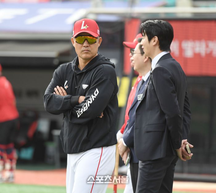 SSG 이숭용 감독이 1일 수원케이티위즈파크에서 열린 2024 KBO리그 5위 결정전 KT와 경기에 앞서 훈련을 지켜보고 있다. 수원 | 최승섭기자 thunder@sportsseoul.com