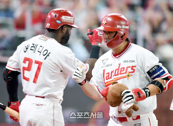 SSG 최정이 30일 인천 SSG 랜더스필드에서 열린 2024 KBO리그 키움과 경기 3회말 1사 1루 상황에서 키움 김선기를 상대로 선제 2점 홈런을 치고 에레디아와 하이파이브를 하고 있다. 최정의 시즌 36호 홈런. 2024. 9. 30.인천 | 박진업 기자 upandup@sportsseoul.com
