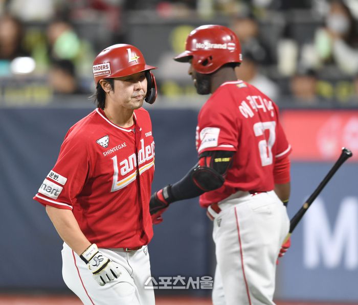 SSG 최정이 1일 수원 KT위즈파크에서 열린 2024 KBO리그 KT와 5위 결정전 8회초 1사 중월홈런을 친 후 에레디아와 하이파이브를 하고 있다. 2024. 10. 1.수원 | 최승섭기자 thunder@sportsseoul.com