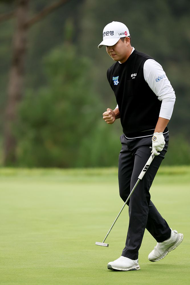 장유빈이 4일 열린 현대해상 최경주 인비테이셔널 2라운드 10번홀 버디 퍼트를 성공한 후 주먹을 불끈 쥐고 있다. 사진 | KPGA