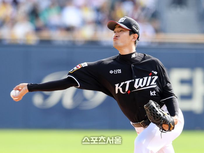 KT 고영표가 5일 잠실구장에서 열린 2024 KBO리그 LG와의 준플레이오프 1차전에 선발 등판해 힘차게 공을 던지고 있다. 2024. 10. 5. 잠실 | 박진업 기자 upandup@sportsseoul.com