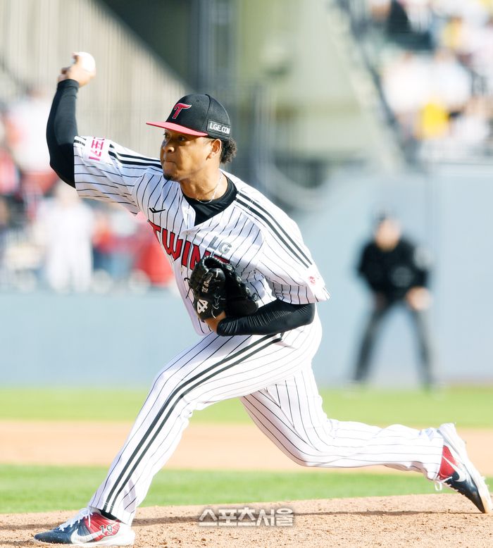 LG 에르난데스가 5일 잠실구장에서 열린 2024 KBO리그 KT와의 준플레이오프 1차전 8회초 등판해 힘차게 공을 던지고 있다. 2024. 10. 5. 잠실 | 박진업 기자 upandup@sportsseoul.com