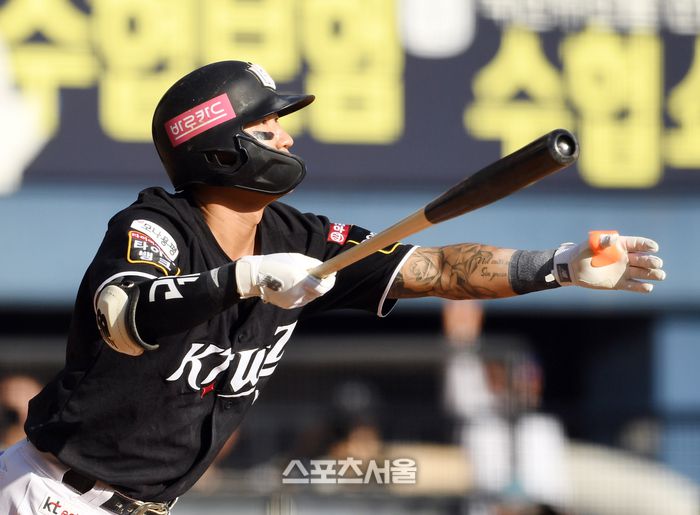 KT 김민혁이 5일 잠실구장에서 열린 2024 KBO리그 LG와의 준플레이오프 1차전 8회초 1사 LG 투수 에르난데스를 상대로 3루타를 치고 있다. 2024. 10. 5. 잠실 | 박진업 기자 upandup@sportsseoul.com