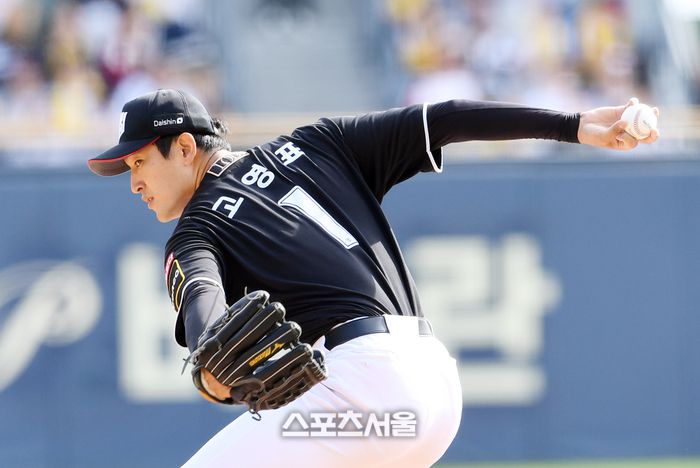 KT 고영표가 5일 잠실구장에서 열린 2024 KBO리그 LG와의 준플레이오프 1차전에 선발 등판해 힘차게 공을 던지고 있다. 2024. 10. 5. 잠실 | 박진업 기자 upandup@sportsseoul.com