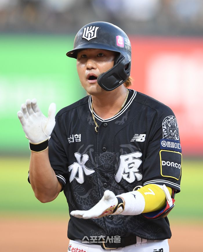 KT 김상수가 수원케이티위즈파크에서 열린 2024 KBO리그 삼성과 경기에서 4회말 적시타를 때린 후 박수를 치고 있다. 수원 | 박진업 기자 upandup@sportsseoul.com
