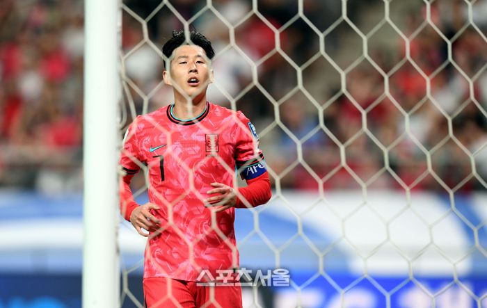 손흥민이 5일 서울월드컵경기장에서 열린 2026 북중미월드컵 3차 예선 팔레스타인과 경기 후반전 결정적인 골기회를 놓친 후 아쉬워하고 있다. 2024. 9. 5.상암 | 최승섭기자 thunder@sportsseoul.com