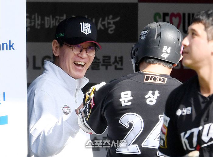 KT 이강철 감독이 5일 잠실구장에서 열린 2024 KBO리그 LG와의 준플레이오프 1차전 2회초 무사 1루 상황에서 LG 선발투수 엔스를 상대로 선제 2점 홈런을 친 문상철과 하이파이브를 하고 있다. 2024. 10. 5. 잠실 | 박진업 기자 upandup@sportsseoul.com