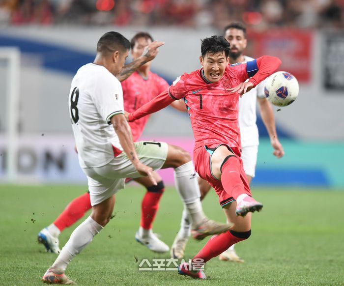 손흥민이 5일 서울월드컵경기장에서 열린 2026 북중미월드컵 3차 예선 팔레스타인과 경기에서 상대와 볼다툼을 하고 있다. 2024. 9. 5.상암 | 최승섭기자 thunder@sportsseoul.com