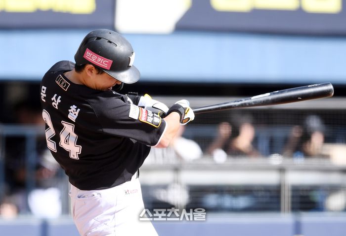 KT 문상철이 5일 잠실구장에서 열린 2024 KBO리그 LG와의 준플레이오프 1차전 2회초 무사 1루 상황에서 LG 선발투수 엔스를 상대로 선제 2점 홈런을 치고 있다. 2024. 10. 5. 잠실 | 박진업 기자 upandup@sportsseoul.com